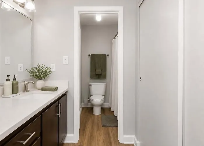 Retreat Near Asu - 2br Pool & Gym Apartment